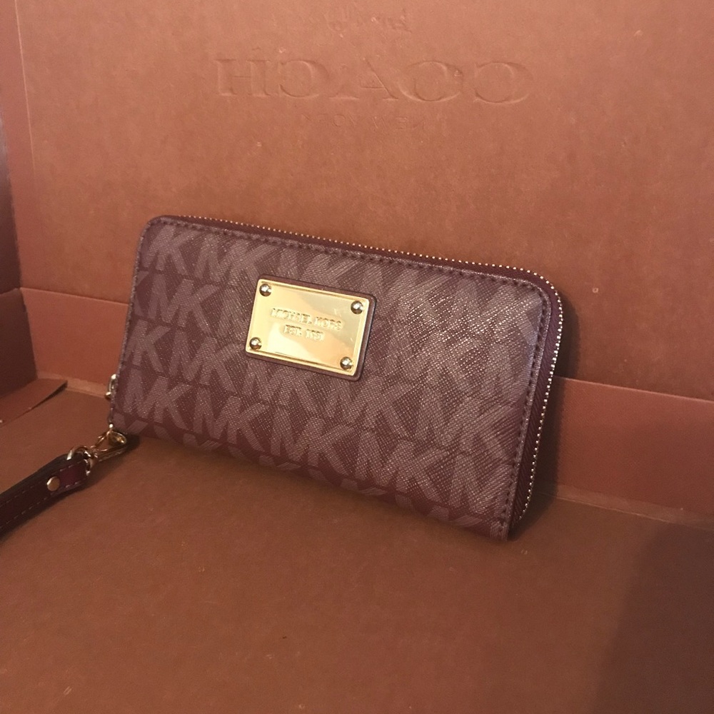 Michael Kors Zip Wallet / Wristlet
